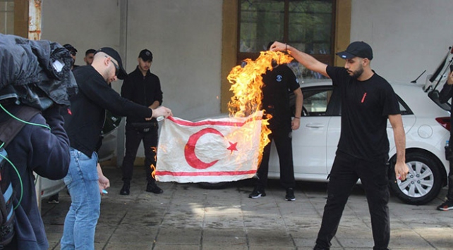 Rum gazeteleri, KKTC bayrağının yakılmasını değerlendirdi…       “Önemsiz bir olay”