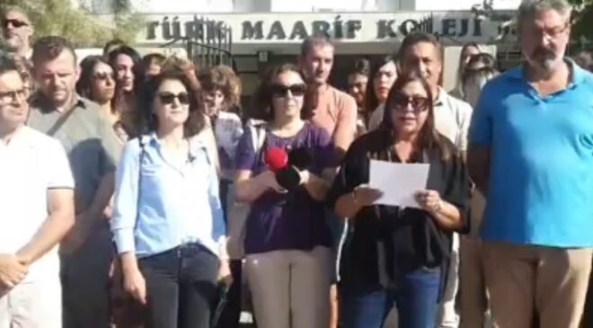 KTOEÖS yönetimi ve TMK velileri okuldaki öğretmen eksikliği ve yaşanan ders kayıtlarına dikkat amacıyla okul önünde eylem gerçekleştirdi