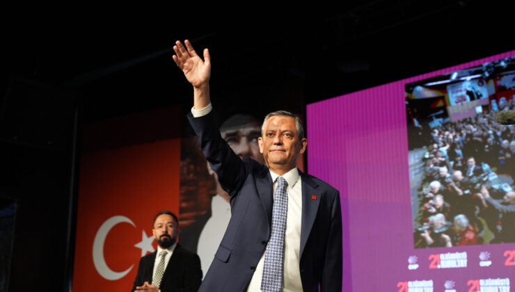 Özgür Özel yeniden CHP Genel Başkanı seçildi