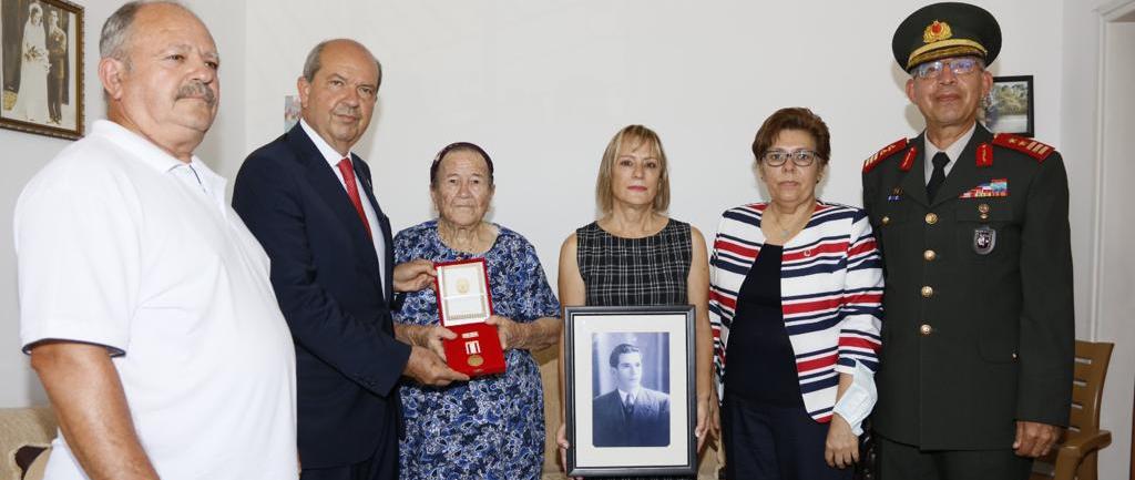 Cumhurbaşkanı Tatar, şehit Hüdaverdi’nin anısına eşine madalya takdim etti