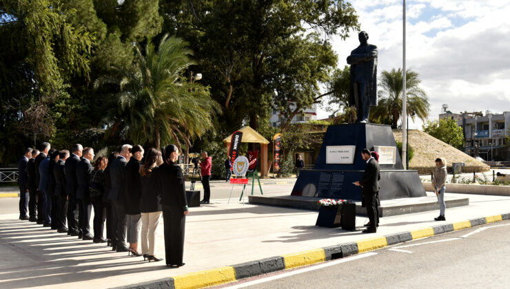 24 Kasım Öğretmenler Günü dolayısıyla Lefkoşa Atatürk Anıtı önünde tören düzenlendi