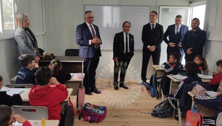 Yeniboğaziçi İlkokulu’nda öğrenciler yeni dersliklere yerleştirildi…Bakan Çavuşoğlu Yeniboğaziçi İlkokulu’nu ziyaret etti