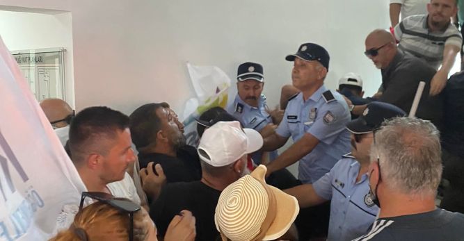 Polis engelini aşan eylemciler bakanlığa girdi
