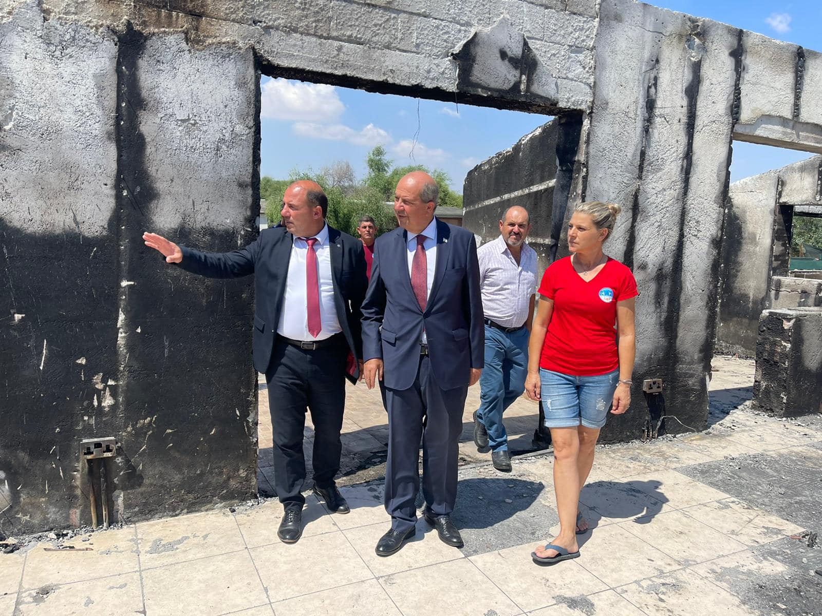 Cumhurbaşkanı Tatar, Yeniboğaziçi Belediyesi’ne ait restoranda çıkan yangınla ilgili yetkililerden bilgi aldı
