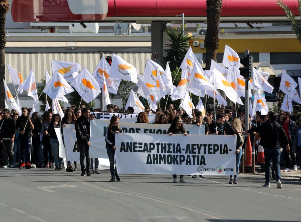 Rumlar KKTC sınırlarına yürüdü… “Kıbrıs Helendir Türkler dışarı”