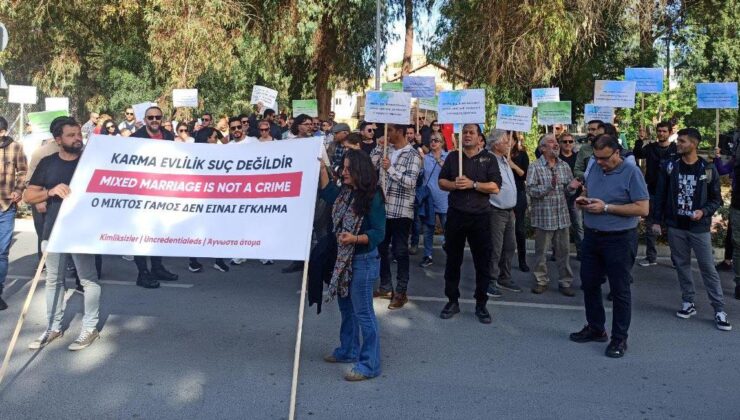 Karma evliliklerden doğan ve Kıbrıs Cumhuriyeti vatandaşlığı alamayan Kıbrıslı Türkler, Güney Kıbrıs’ta eylem yaptı