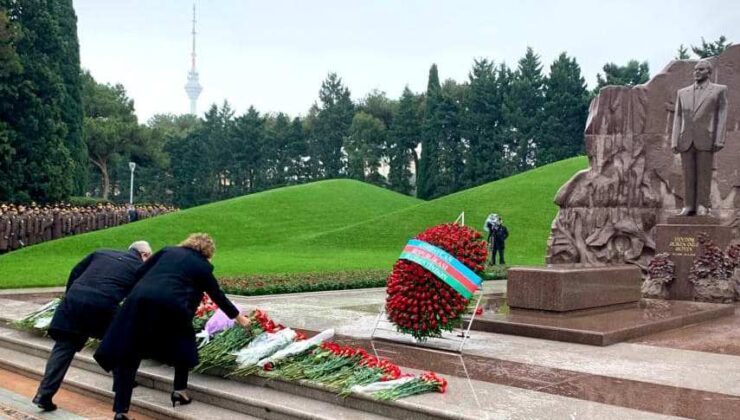 KKTC’nin Bakü Temsilcisi Turganer,  Aliyev’in mezarına çiçek bıraktı