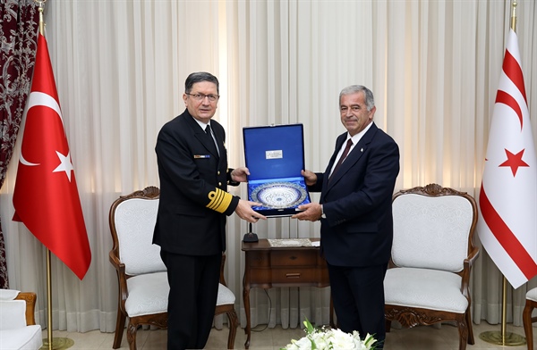 Meclis Başkanı Sennaroğlu TC Milli Savunma Bakanlığı temsilcisi oramiral özbal’ı kabul etti