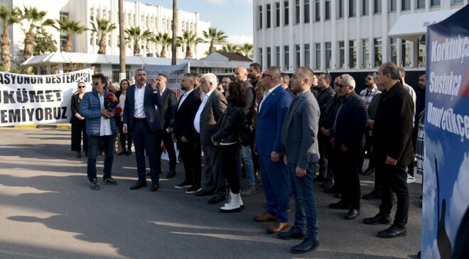 Hür-İş Başbakanlık önünde protesto eylemi yaptı: “Cuma akşamı Lefkoşa’da yürüyüş düzenlenecek”