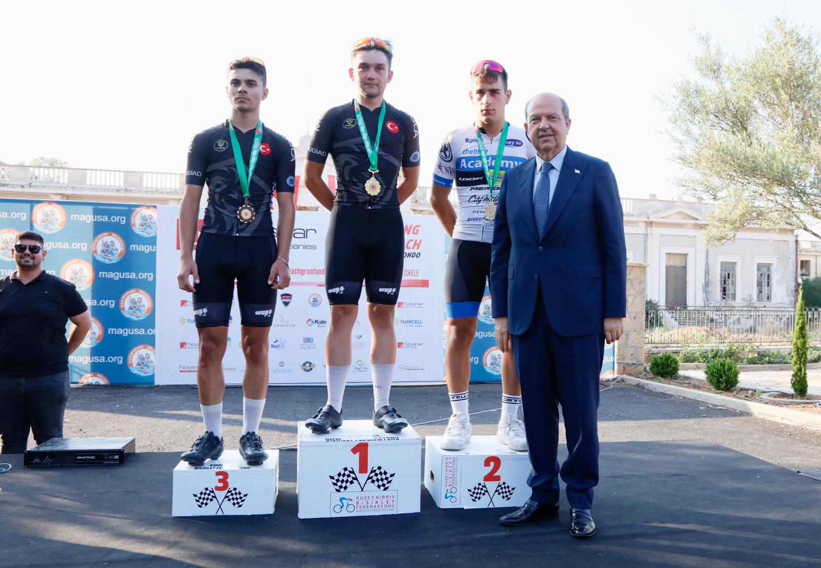Cumhurbaşkanı Tatar, Long Beach Gran Fondo bisiklet yarışlarında başarılı olanlara ödüllerini takdim etti