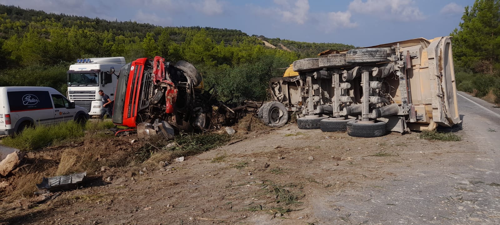 Girne – Değirmenlik yolunda katran yüklü  kamyon devrildi: 3 yaralı