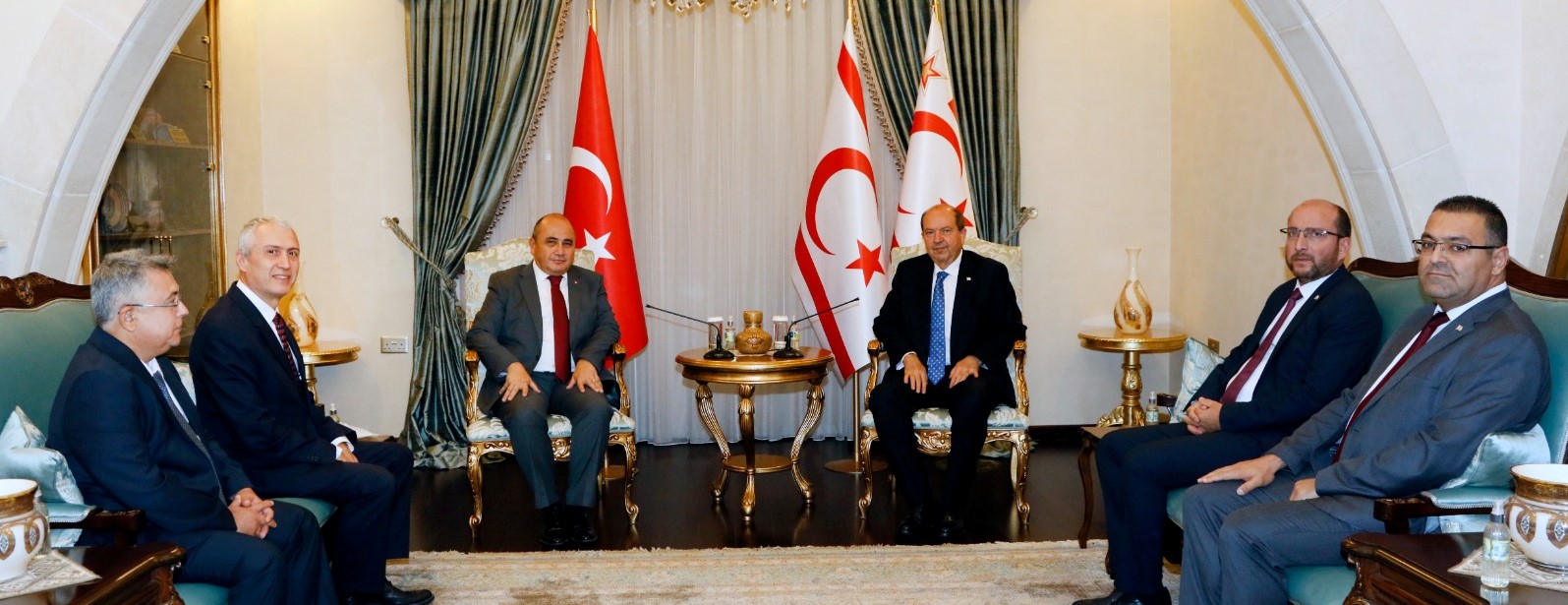 Tatar, TC Lefkoşa Büyükelçisi ile göreve yeni atanan KKTC’deki Türkiye Büyükelçiliği ticaret başmüşavirlerini kabul etti