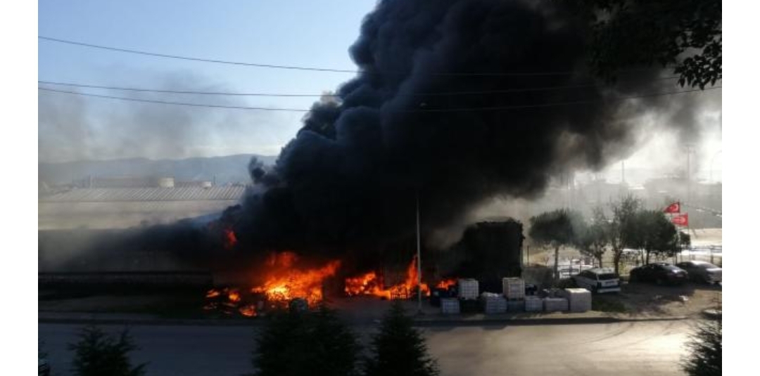 Kocaeli’de petrol tesisinde yangın: Duman metrelerce yükseldi