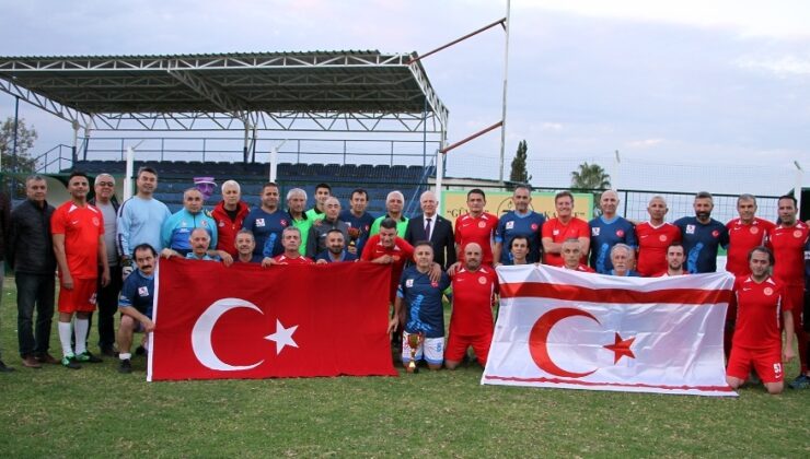 Cumhuriyet Meclisi ve Antalya Master futbol takımları dostluk maçı yaptı