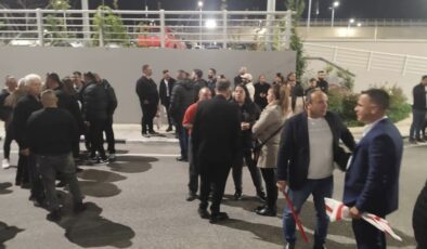 UBP üyeleri Ercan Havalimanı’nda  Başbakan  Üstel’i karşılamak için bekliyor
