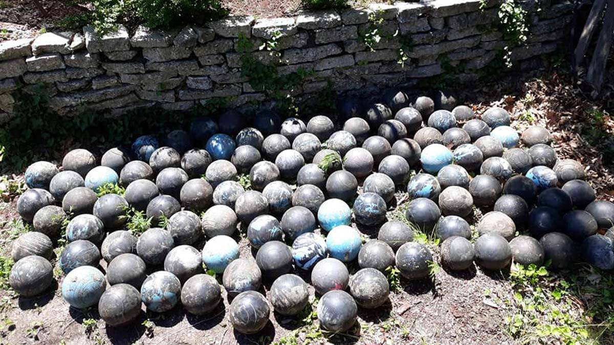 Evinin merdivenlerinden 160 bowling topu çıktı