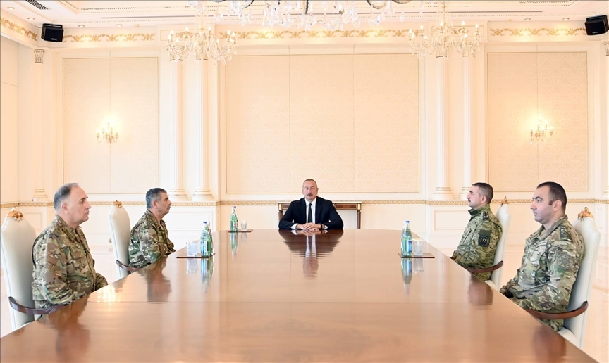 İlham Aliyev, komutanlarla Ermenistan’ın sınırdaki provokasyonlarını görüştü