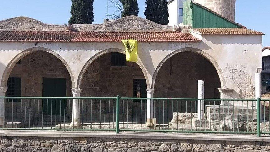 Camiye Bizans bayrağı astılar