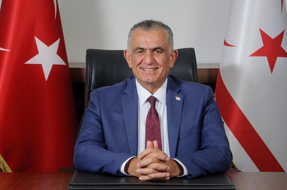 Bakan Çavuşoğlu, eylemdeki hademelerle konuştu: Biz sizin işinizden olmamanız için direniyoruz