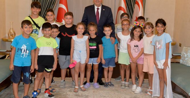 Cumhurbaşkanı Tatar, Dört İşlem Eğitim Merkezi öğrenci ve öğretmenlerini kabul etti