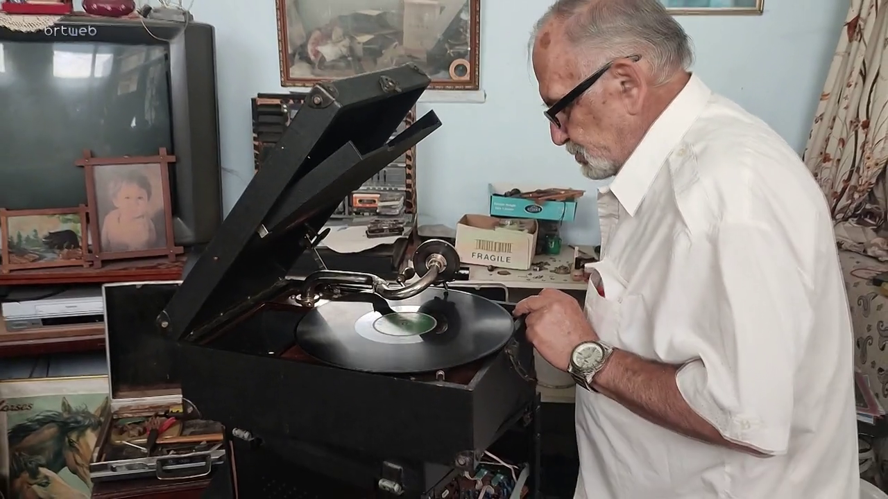 Özkan, gramofon ve antik radyoları tamir ediyor