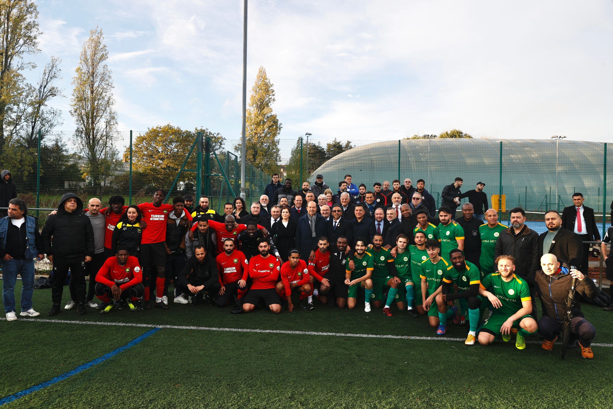 Cumhurbaşkanı Tatar, İngiltere Türk Toplumu Futbol Federasyonu ligi futbolcularıyla buluştu