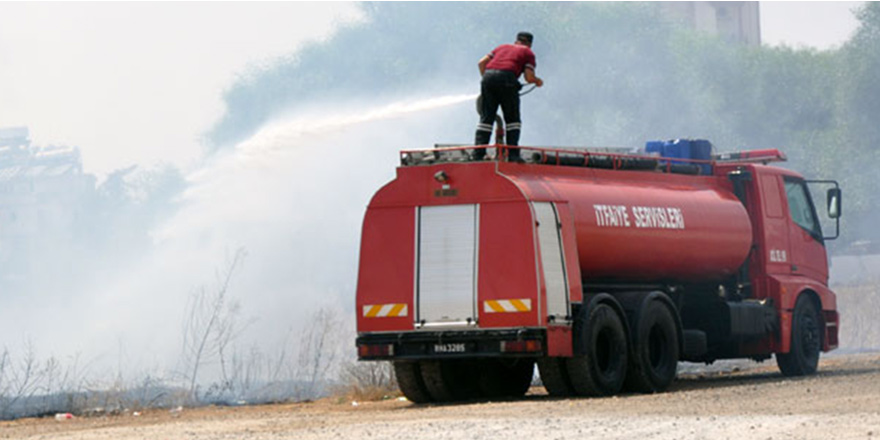 Kanlıköy’de birbirine çarpan elektrik telleri yangına neden oldu