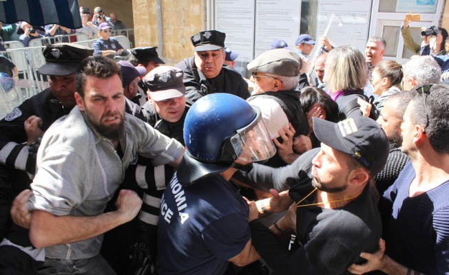 Rum polisi Kıbrıslı Türkleri tutuklayacak