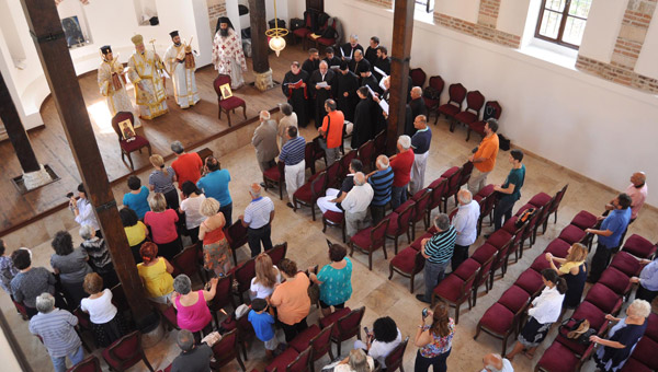 Güney Kıbrıs’ta  yasaklara uyulmuyor… Rumlar kiliselere  koştu