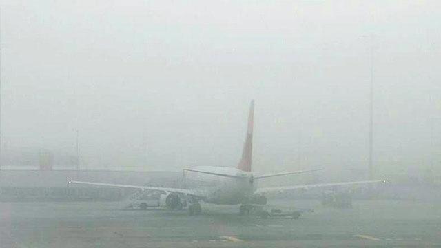 Kötü hava koşulları nedeniyle uçak seferlerinde aksama yaşandı