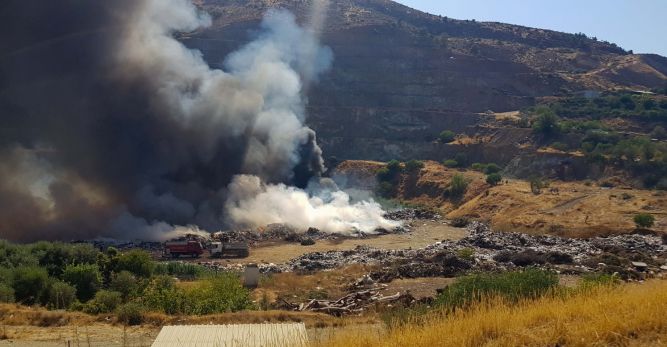 Lefke çöplüğündeki yangına helikopterle müdahale edildi