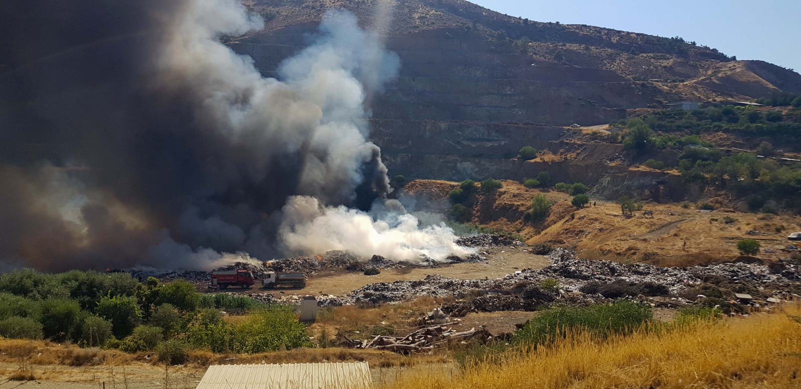 Lefke çöplüğündeki yangına helikopterle müdahale edildi