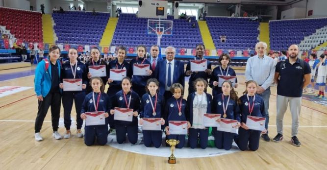 Levent Koleji basketbol takımı Yıldız Kızlarda Türkiye ikincisi oldu