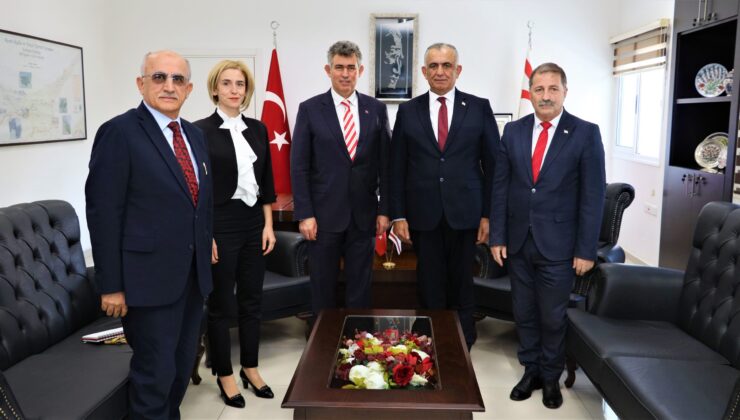 Çavuşoğlu, Türkiye Cumhuriyeti Lefkoşa Büyükelçisi Metin Feyzioğlu’nu ziyaret etti