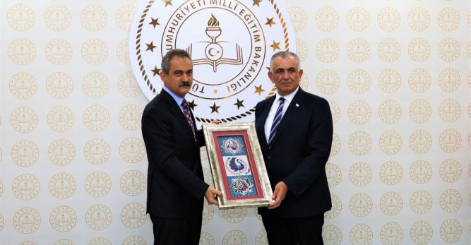 Bakan Çavuşoğlu, Türkiye Cumhuriyeti Milli Eğitim Bakanı Mahmut Özer ile bir araya geldi