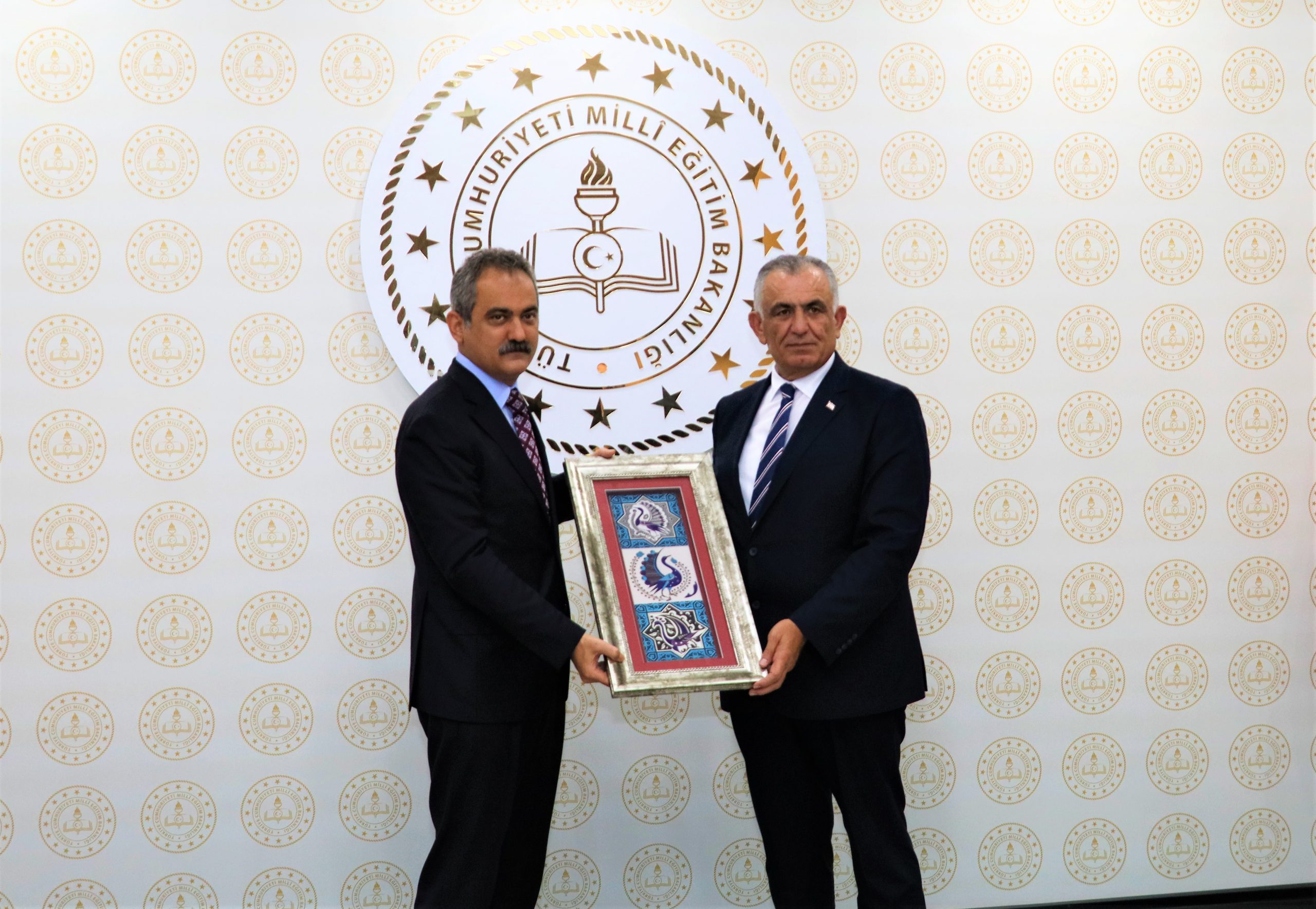 Bakan Çavuşoğlu, Türkiye Cumhuriyeti Milli Eğitim Bakanı Mahmut Özer ile bir araya geldi
