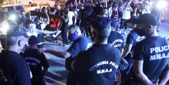 Rum polisi Müslüman göstericilere saldırdı