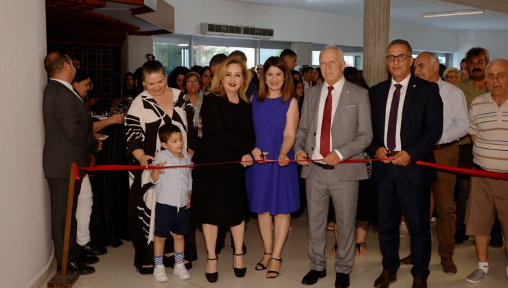 Sibel Tatar, Lefkoşa Anadolu Güzel Sanatlar Lisesi’nin düzenlediği serginin açılışını yaptı