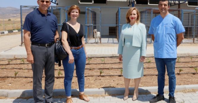Cumhurbaşkanı Ersin Tatar’ın eşi Sibel Tatar, sokak hayvanlarını kısırlaştırma projesi kapsamında veteriner kliniğini ziyaret etti