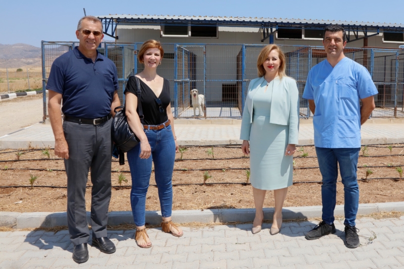 Cumhurbaşkanı Ersin Tatar’ın eşi Sibel Tatar, sokak hayvanlarını kısırlaştırma projesi kapsamında veteriner kliniğini ziyaret etti