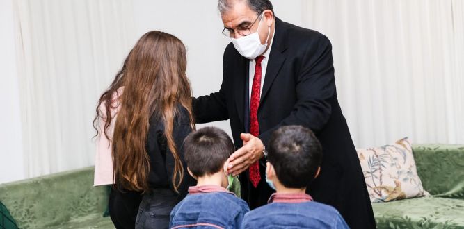 Başbakan Sucuoğlu’ndan Sos Çocukköyü ve Çağlayan Çocuk Yuvası’na yılbaşı ziyareti