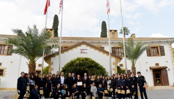 Cumhurbaşkanı Ersin Tatar, Anadolu Güzel Sanatlar Lisesi öğretmen ve öğrencilerini kabul etti