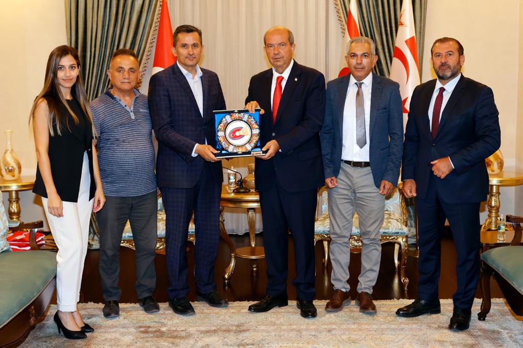 Cumhurbaşkanı Tatar, Türkiye Badminton Federasyonu Başkanı ve beraberindeki heyeti kabul etti