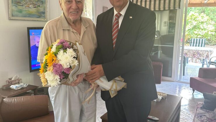 Cumhurbaşkanı Tatar, tiyatro sanatçısı Özen’i ziyaret etti