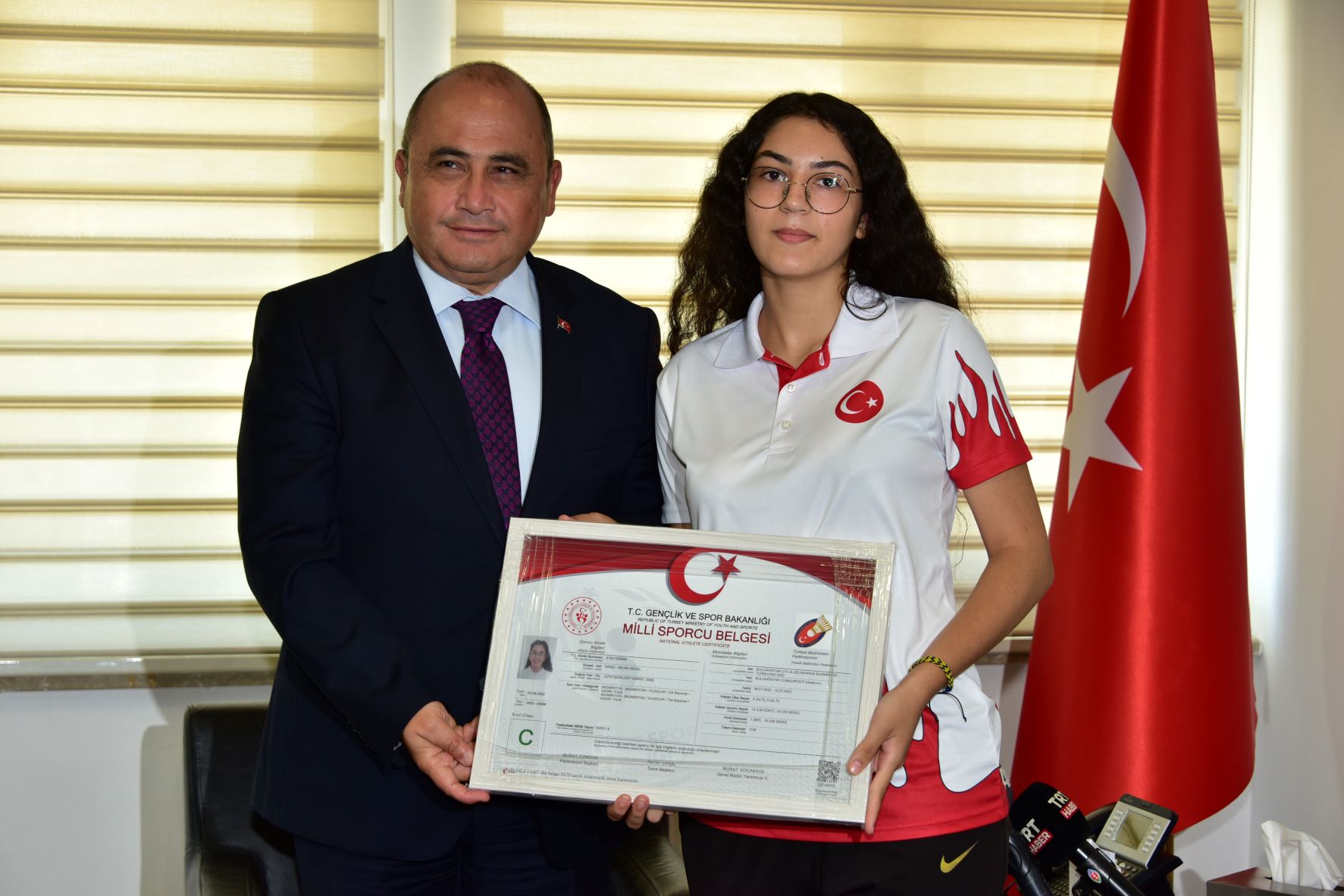 Türkiye’nin Lefkoşa Büyükelçisi Ali Murat Başçeri, Türkiye Milli Takımı’nda yer alan Kıbrıslı Türk sporcu Nehir Deniz’i kabul etti