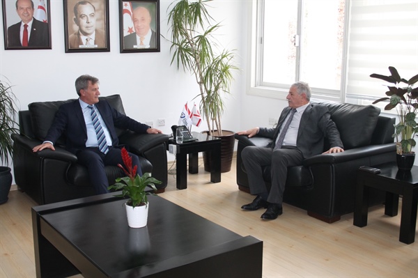 Bayındırlık ve Ulaştırma Bakanı Arıklı, Kıbrıs Türk İnşaat Müteahhitleri Birliği Heyetini kabul etti
