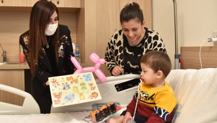 Sağlık Bakanı Altuğra Acil Durum Hastanesi Çocuk Servisi’ni ziyaret etti